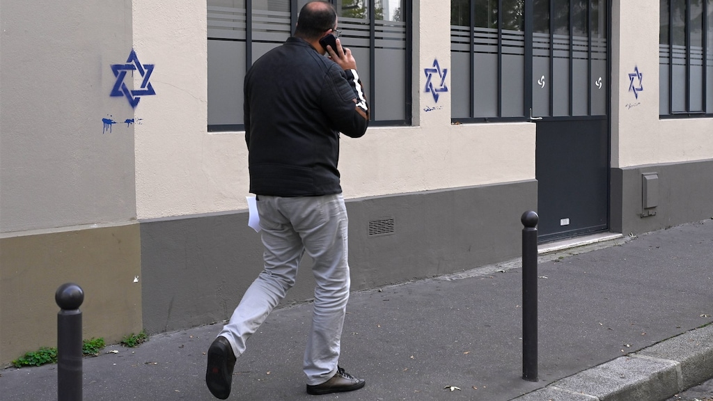 Op 31 oktober waren verschillende gebouwen in Parijs beklad met Davidsterren.