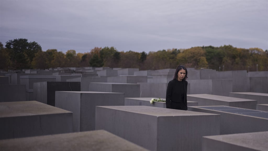 De Duitse minister van Buitenlandse Zaken Annalena Baerbock legt bloemen neer bij het Holocaust Memorial in Berlijn, ter herdenking van de Kristallnacht.