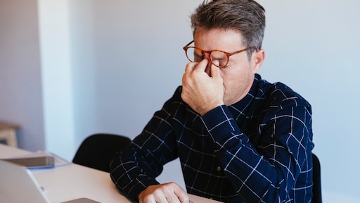 Jan thuis met een burn-out? 'Bevraag al zijn collega's óók over werkstress'