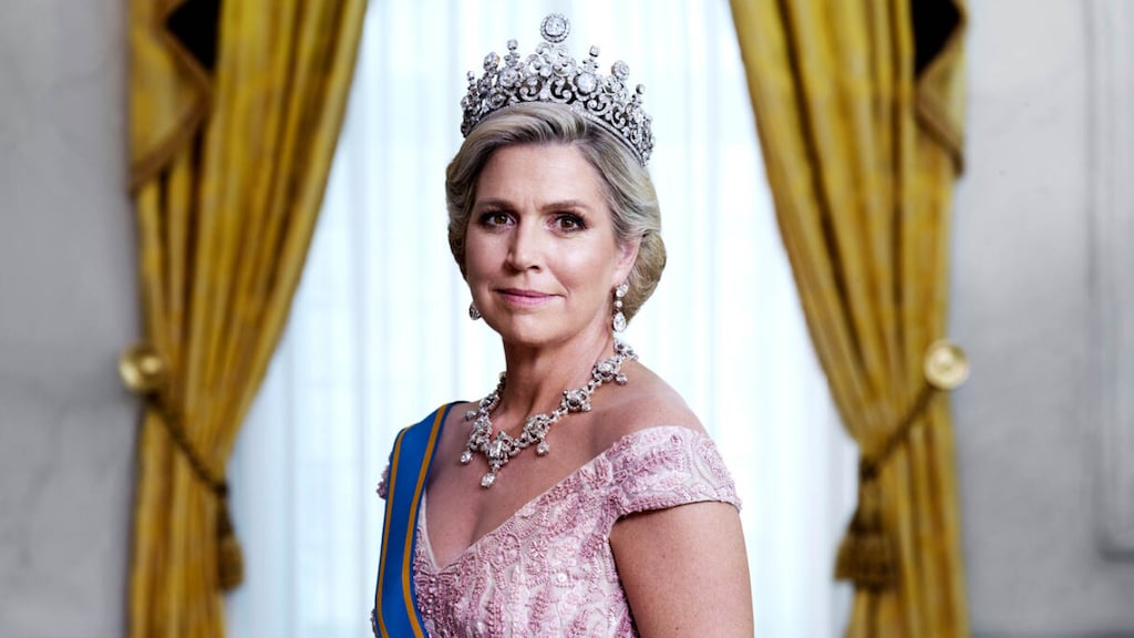 Koningshuis deelt nieuwe staatsiefoto's ter ere van tienjarig koningschap