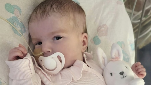 Ongeneeslijk zieke baby Indi stierf in armen van haar moeder na stoppen beademing