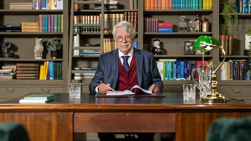 Kijkers Mr. Frank Visser doet Uitspraak spotten paspop in publiek