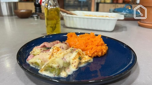 Prei-ovenschotel met ham, kaassaus en zoete aardappelpuree