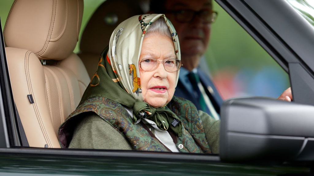 Beroemde 'botsauto' van Queen Elizabeth voor flink bedrag geveild