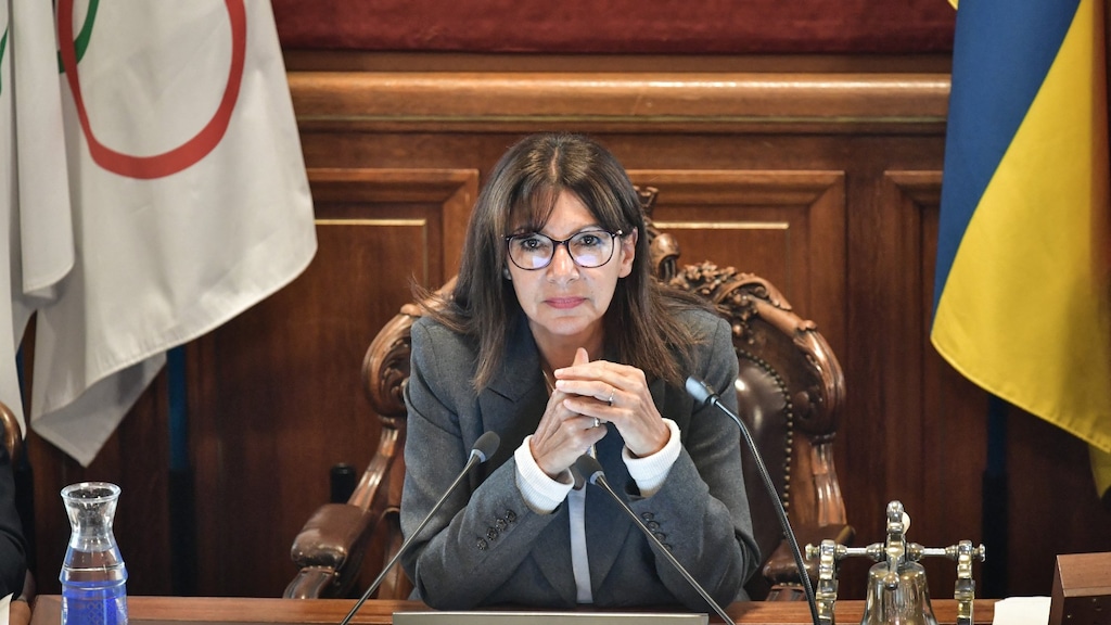 Burgemeester Parijs richt na e-step pijlen op SUV's