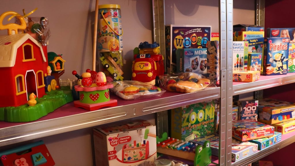 De kasten bij Speelgoedbank Villa Anders in Wateringen staan vol.