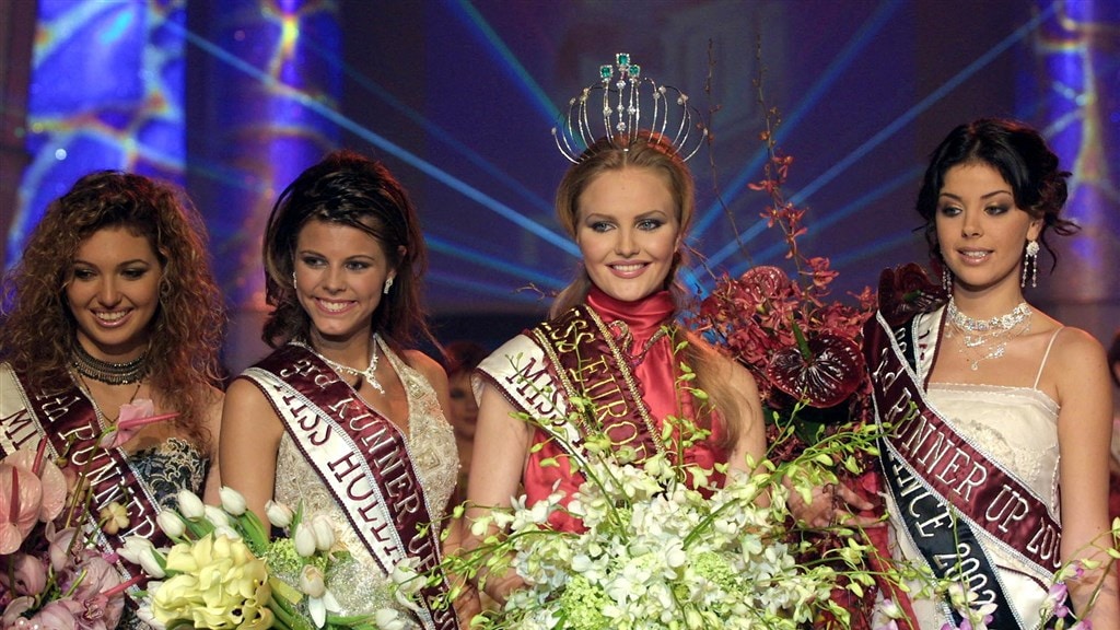 Kim Kötter in 2002 (tweede van links).