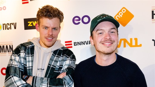 Tom en Joe lachen om hoge verwachtingen van hun radioshow bij 3FM