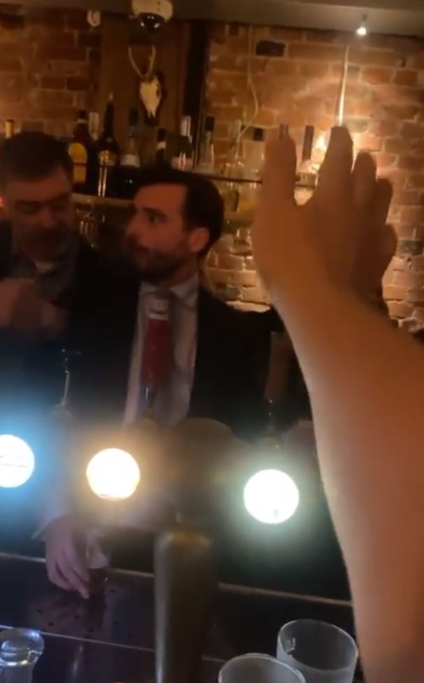 Cel- en werkstraf voor jongen die Thierry Baudet met bierflesje sloeg 