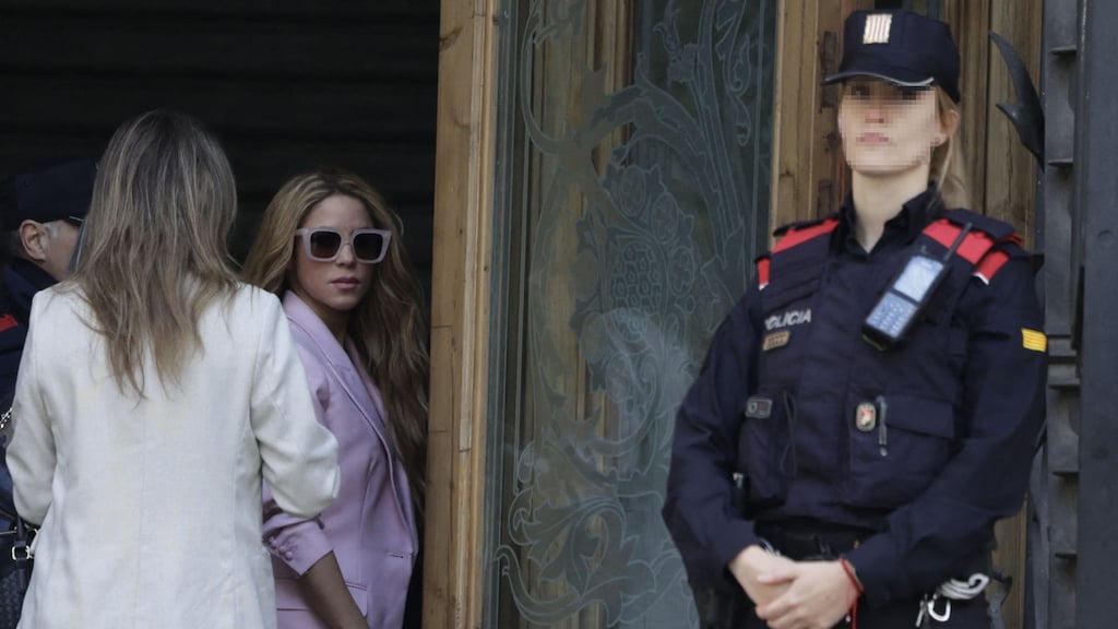 Shakira bij de rechtbank.