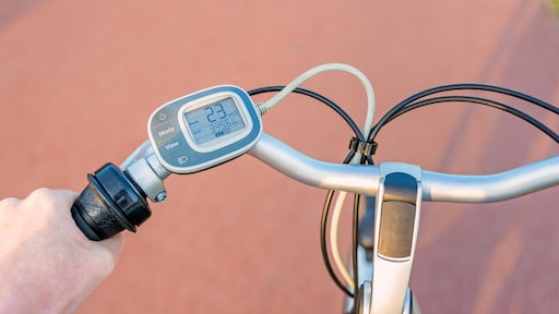 E-bikers 'n vloek of zegen? 'Wachten tot de eerste op m'n motorkap klapt'