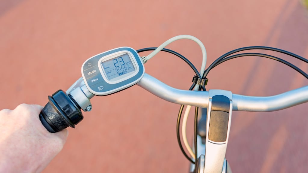 E-bikers 'n vloek of zegen? 'Wachten tot de eerste op m'n motorkap klapt'