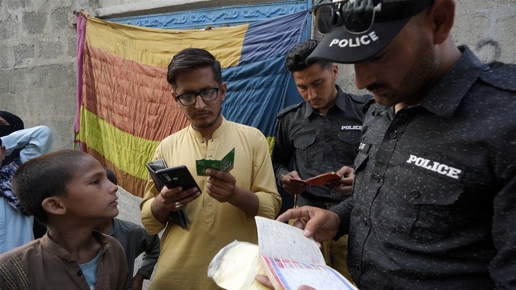 In de Pakistaanse hoofdstad Karachi voert de politie huiszoekingen uit om (illegale) Afghanen op te sporen.