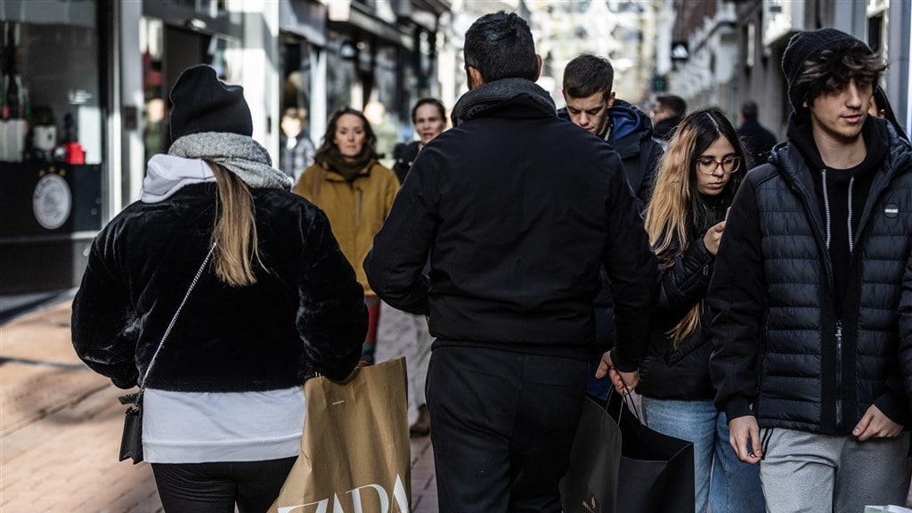 Winkelend publiek in de Amsterdamse Kalverstraat.