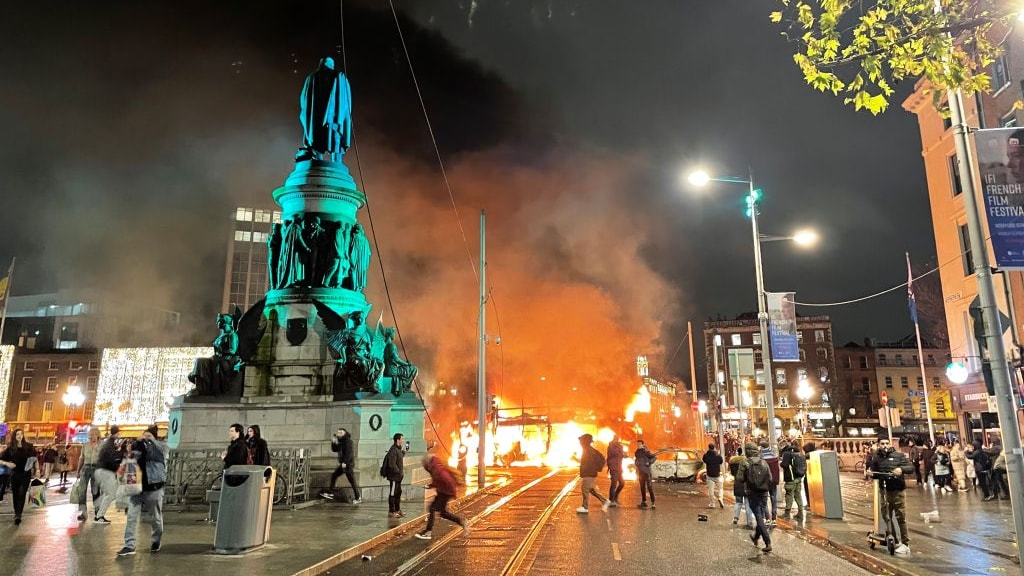 Voertuigen in brand in O'Connell Street in het stadscentrum van Dublin.