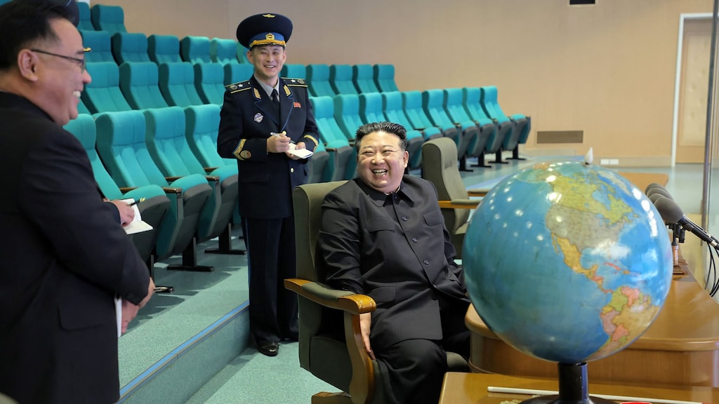 Kim Jong-un tijdens de voorbereiding van de lancering van de satelliet.