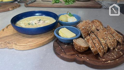 Prei-knolselderijsoep met zalm en gepocheerde peer met kardemom