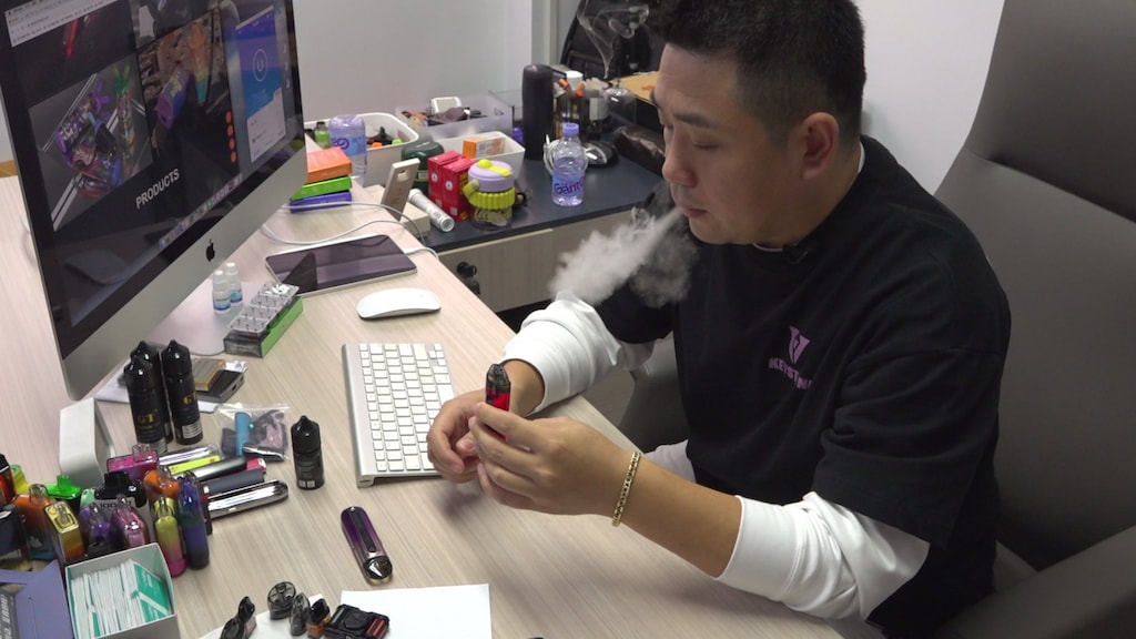 Keystone Vape-CEO Frank Fan kan zelf ook niet van de vapes afblijven.