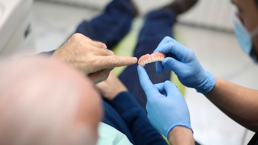 Eli moest zijn tanden en kiezen laten trekken: 'Voelde als 'n soort amputatie'