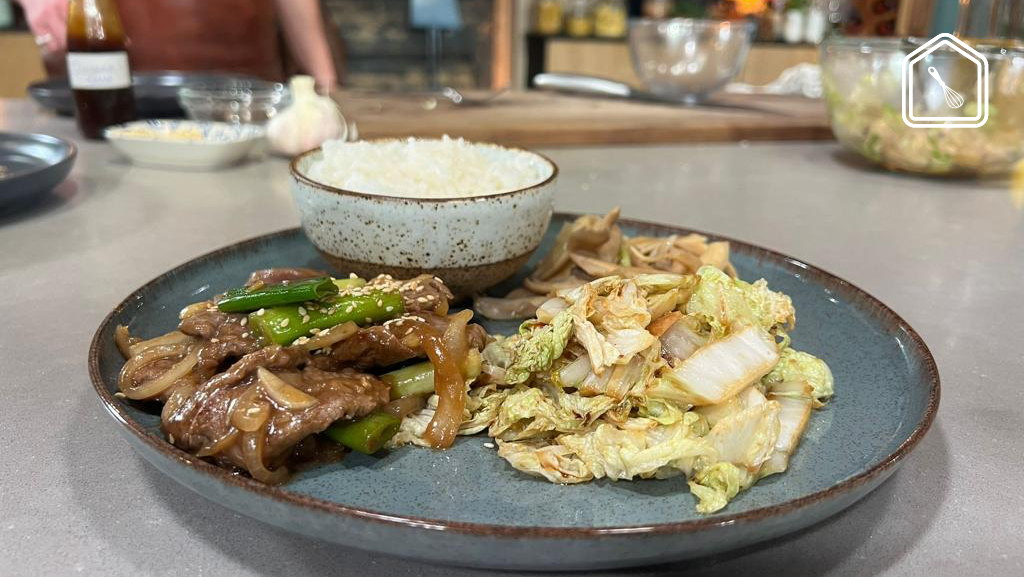 Rundvlees, paddenstoelensalade en gewokte kool met sojasaus