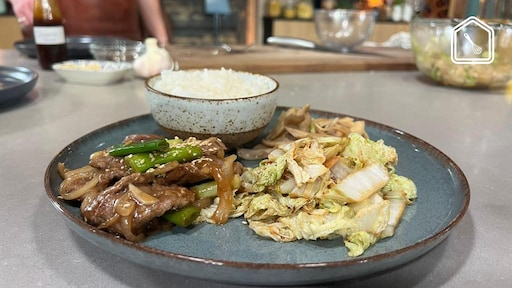 Rundvlees, paddenstoelensalade en gewokte kool met sojasaus