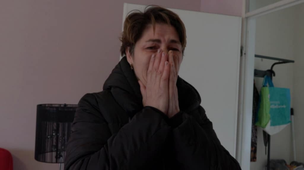 Anna in tranen door broodnodig cadeau van dochter Jan des Bouvrie in Steenrijk, Straatarm