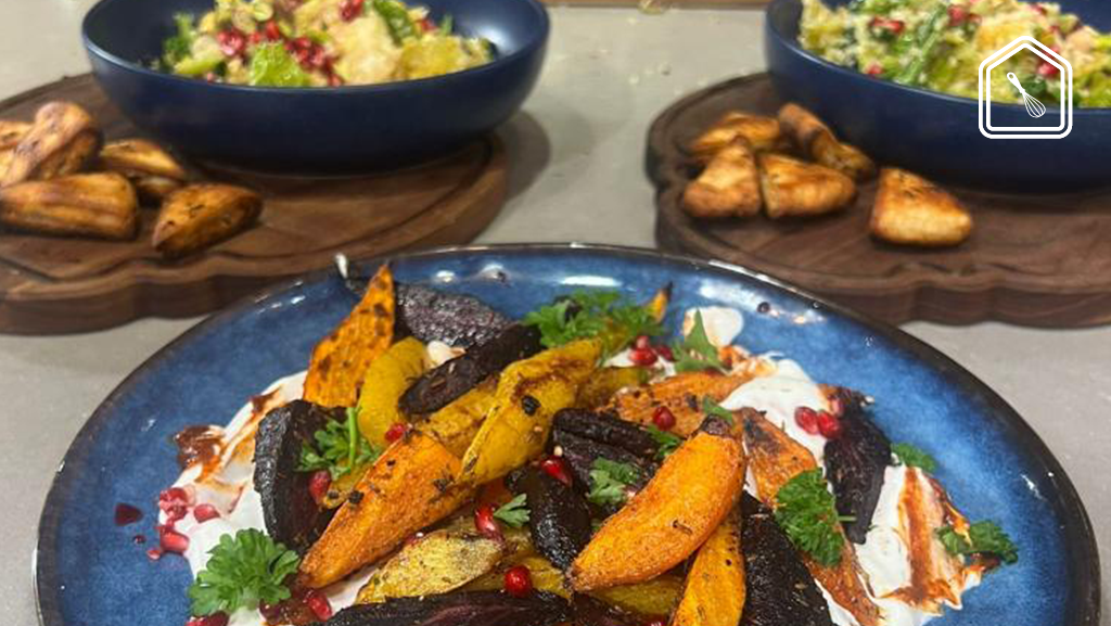 Geroosterde wortelen met geitenyoghurt, koolsalade en pitachips