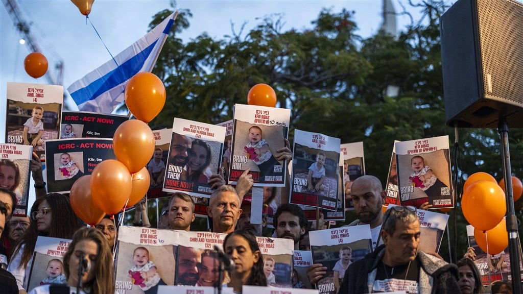 Een demonstratie voor de vrijlating van de familie Bibas, met in het midden bij de microfoon, Ofri Bibas, de tante van de gegijzelde kinderen.