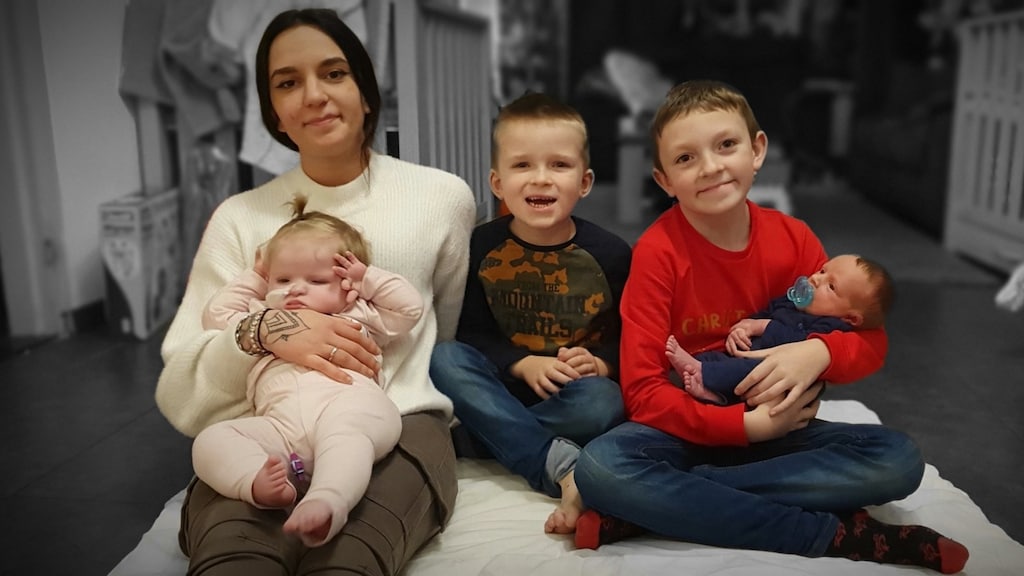 Jolaisa (in roze pakje) met haar broers en zus.