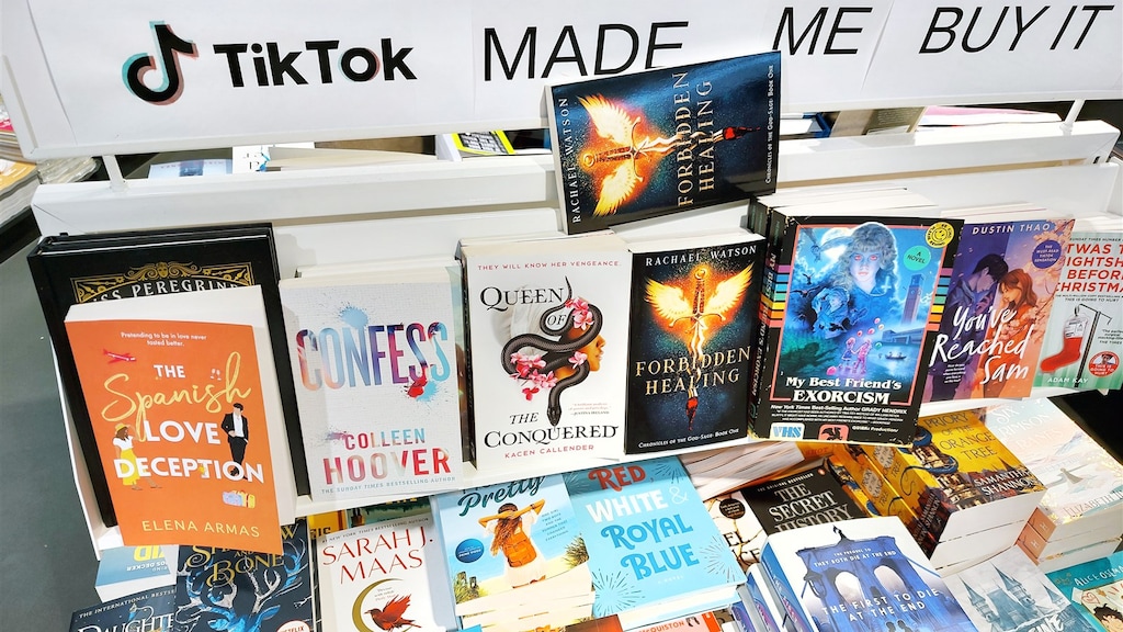 In de boekwinkel stapelen de TikTok-titels zich op.