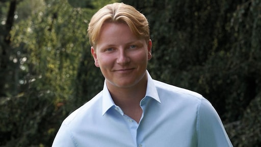 Noorse prins Sverre Magnus plant eik bij solobezoek aan Modum