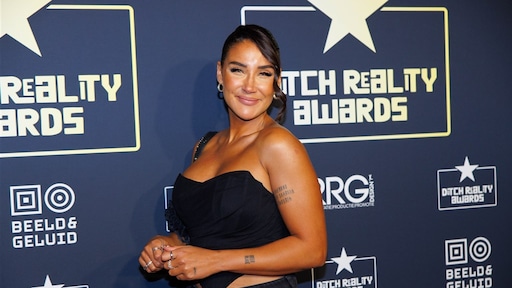 Janice Blok toont afgetrainde schouderpartij: 'Sla dwars door een deur heen'