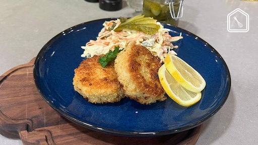 Engelse viskoekjes en koolsla met winterpeen