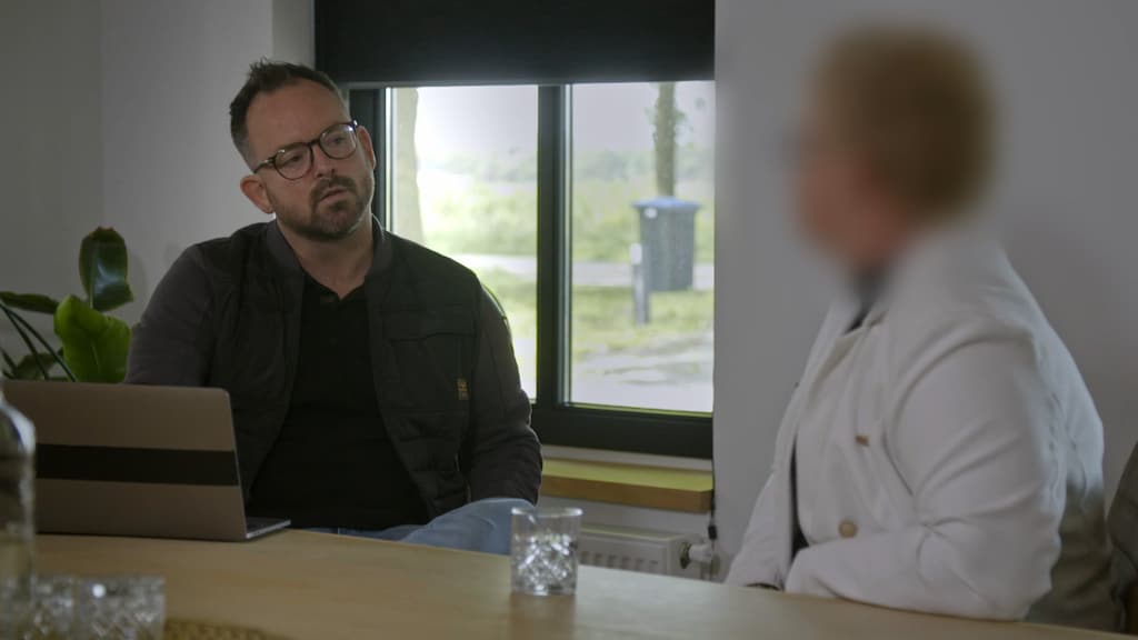 Plottwist in Zeeman Confronteert: 'slachtoffer' Betsie is zelf stalker van volkszanger