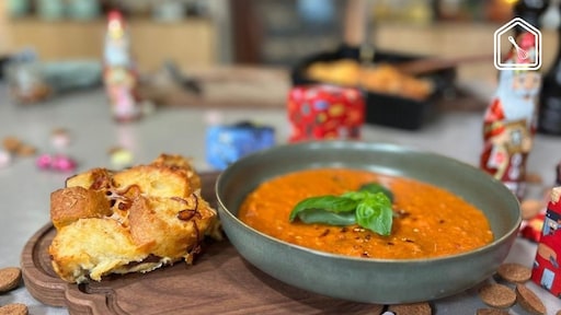 Spaanse hartige broodpudding met winterse wortel-tomatensoep