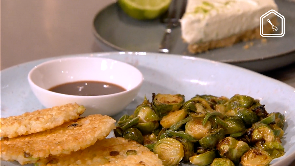 Gegrilde spruitjes met misoboter, sushirijstkoekjes met dip en no-bake cheesecake met limoen