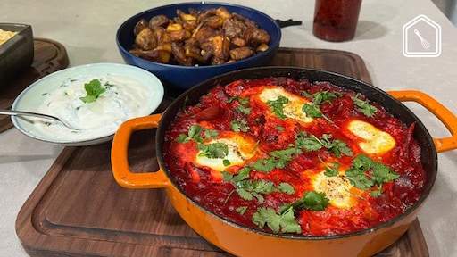 Shakshuka met biet, knoflookaardappels met muntyoghurt en een rijstdessert uit de oven