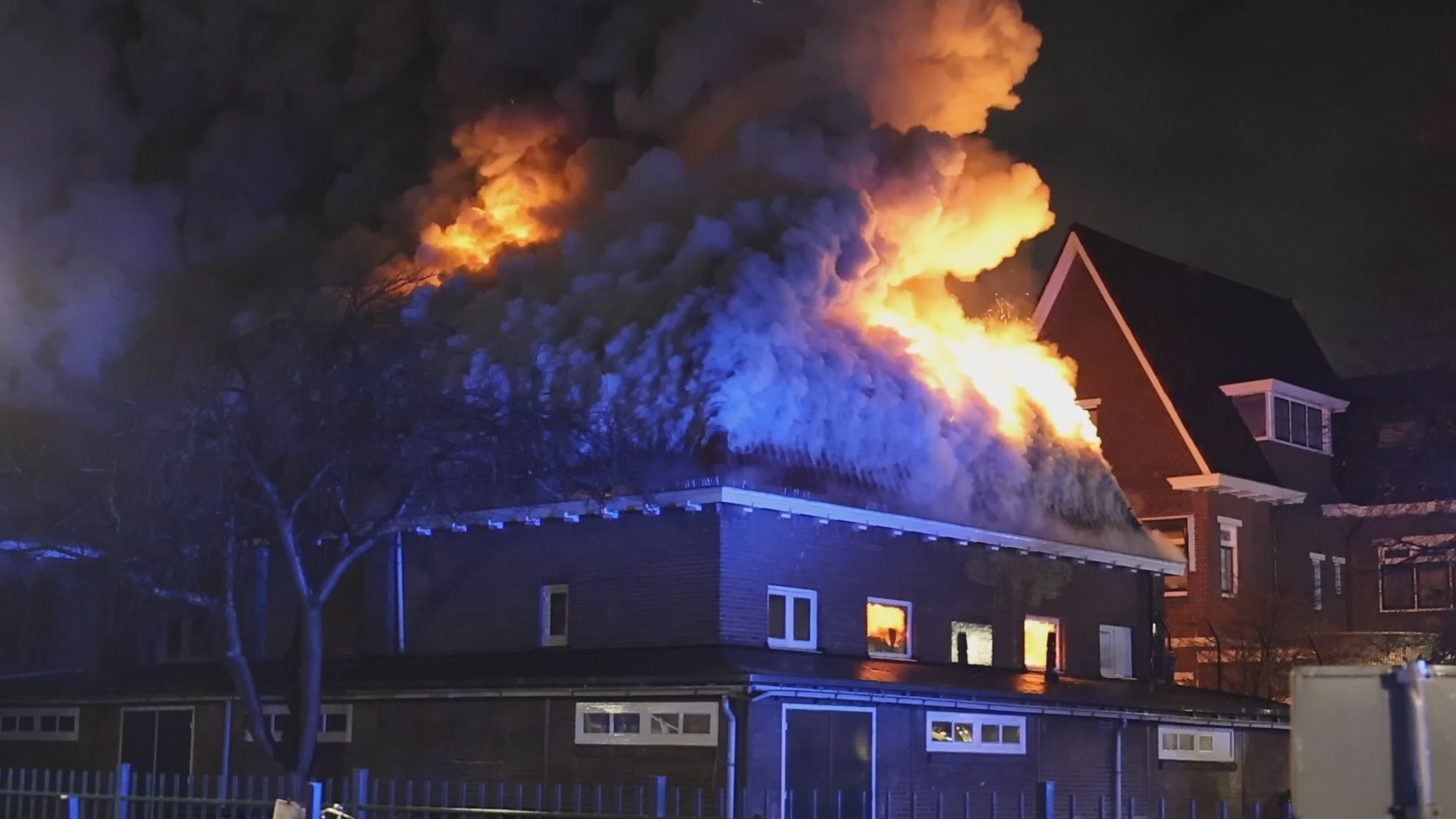 Brand verwoest kerk in woonwijk Rotterdam: huizen ontruimd