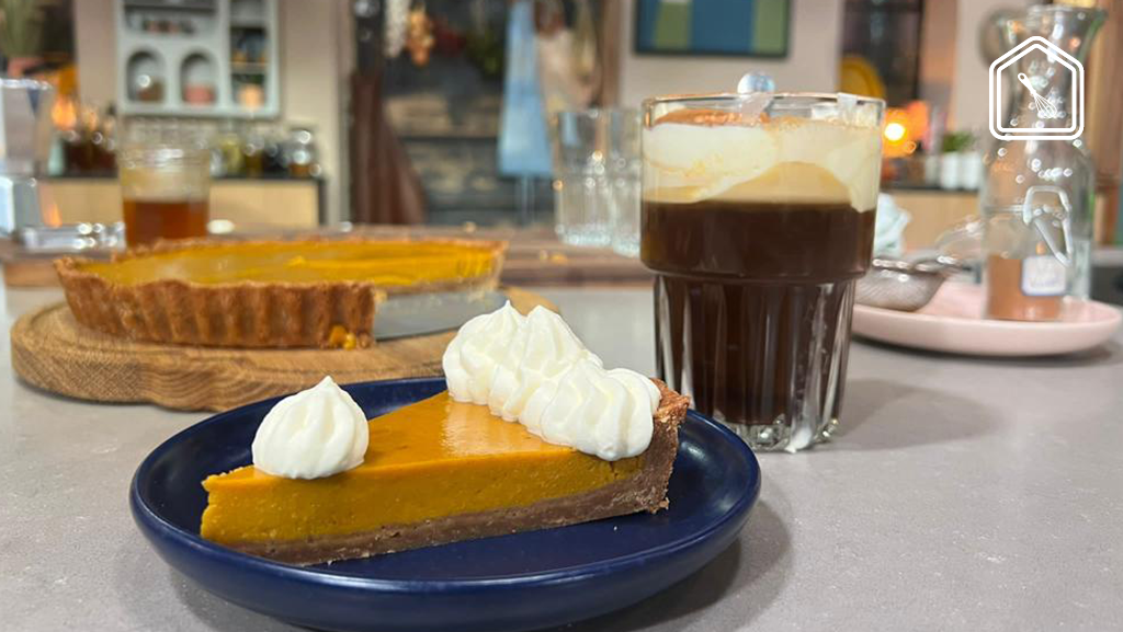 Winterse pompoentaart en koffie met sinaasappelkaramel 