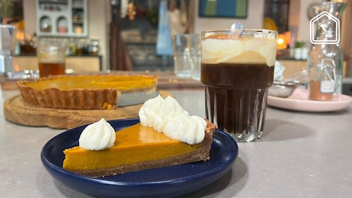 Winterse pompoentaart en koffie met sinaasappelkaramel