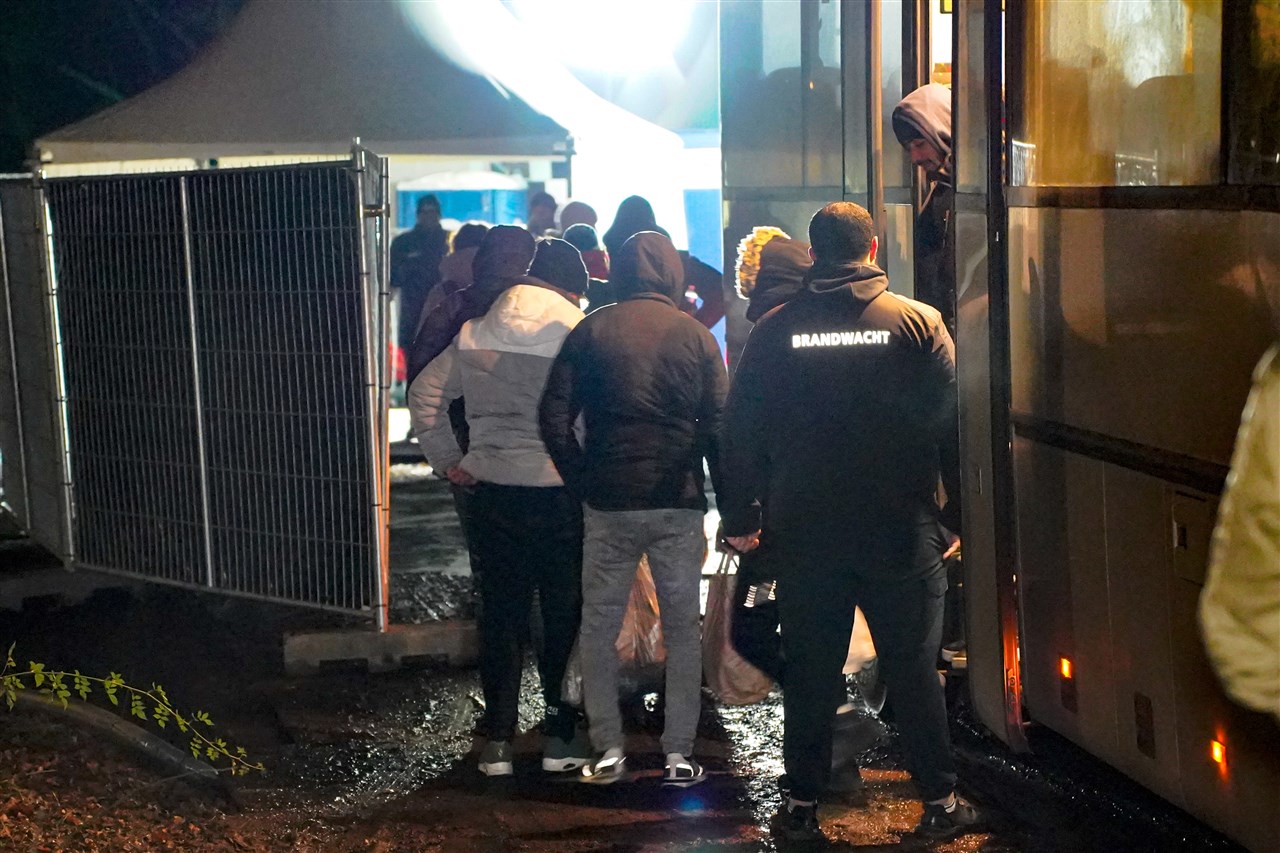 Van der Burg: 'Opvang asielzoekers mogelijk op Defensielocaties'