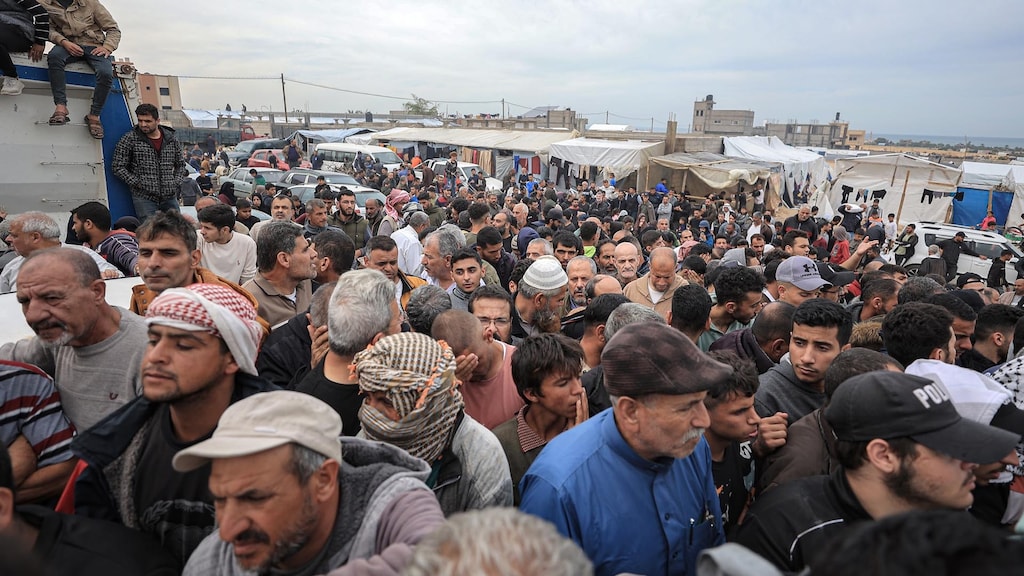 Ontheemde Palestijnen staan in de rij voor voedsel. Dat is zeer schaars in het gebied.