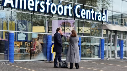 NS-directeur Koolmees zegt sorry na sigaret op rookvrij stationsplein