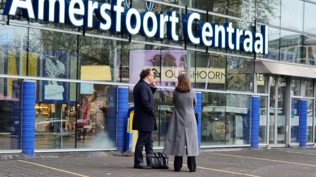 NS-directeur Koolmees zegt sorry na sigaret op rookvrij stationsplein