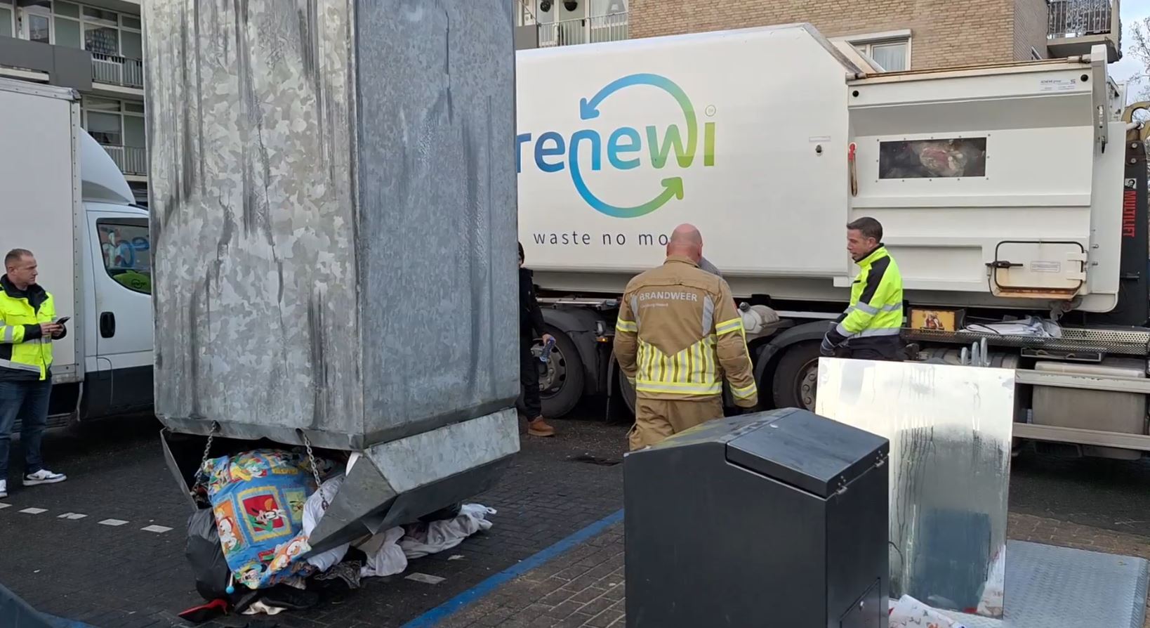 Man zit nacht vast in kledingcontainer: 'Bak geleegd zoals gewoonlijk'