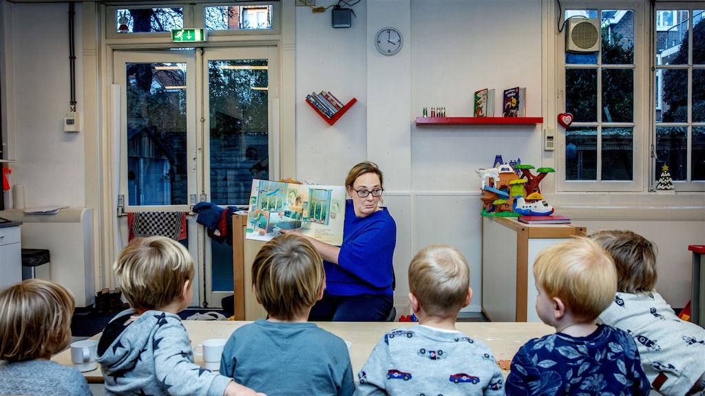 Een juf leest voor op de bso.