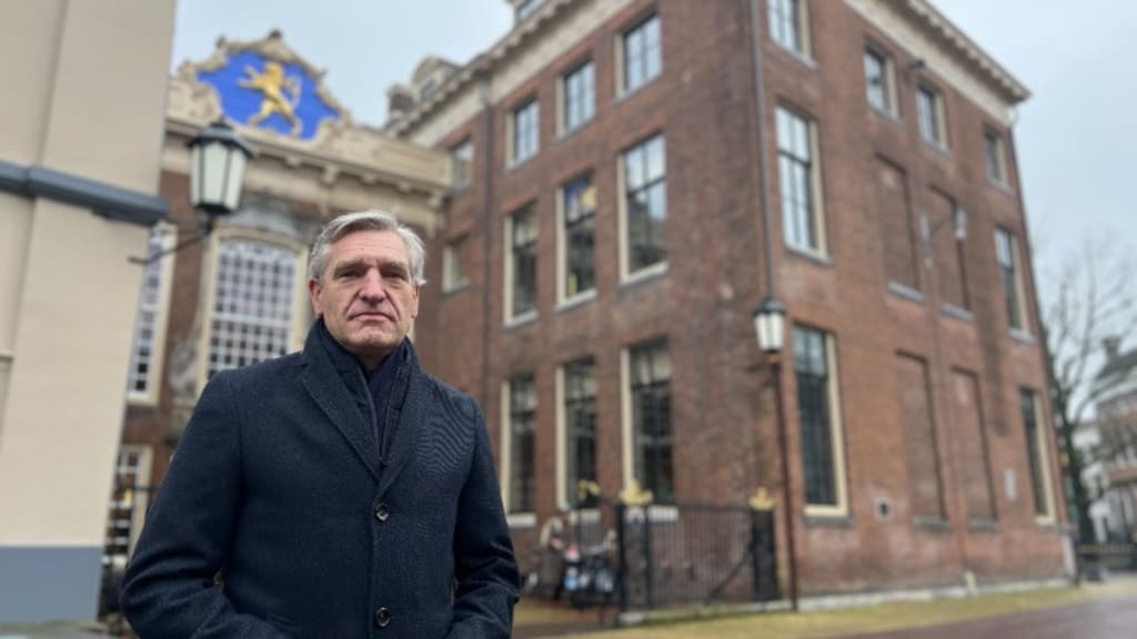 Burgemeester Sybrand van Haersma Buma van Leeuwarden strijdt tegen crimineel gebruik van woningen.