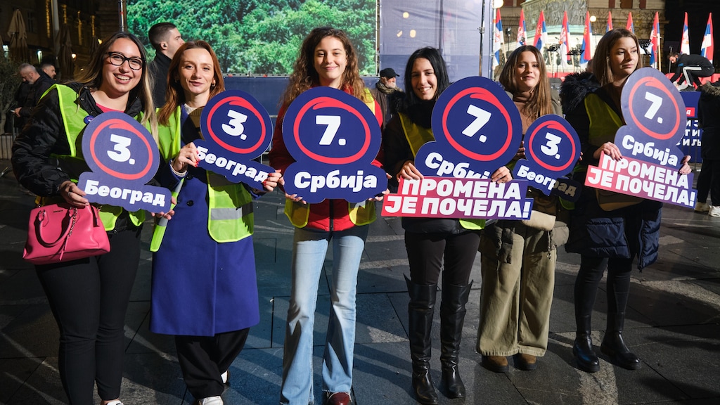 Kiezers tijdens een bijeenkomst van 'Servië Tegen Geweld' voorafgaand aan de verkiezingen.