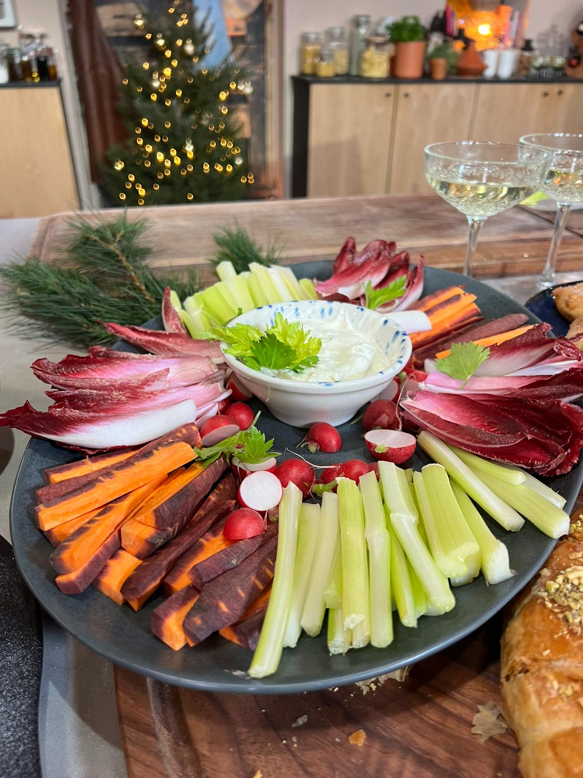 Feestelijke borrelplank met hartige bladerdeegkrans, appelbeignets en ... Feestelijke borrelplank met hartige bladerdeegkrans, appelbeignets en ...