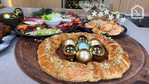 Feestelijke borrelplank met hartige bladerdeegkrans, appelbeignets en rauwkost met roquefortdip